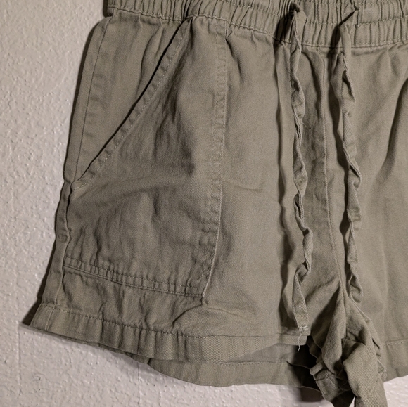 Dollhouse Women's Olive Green Shorts Size Medium - Picture 3 of 6